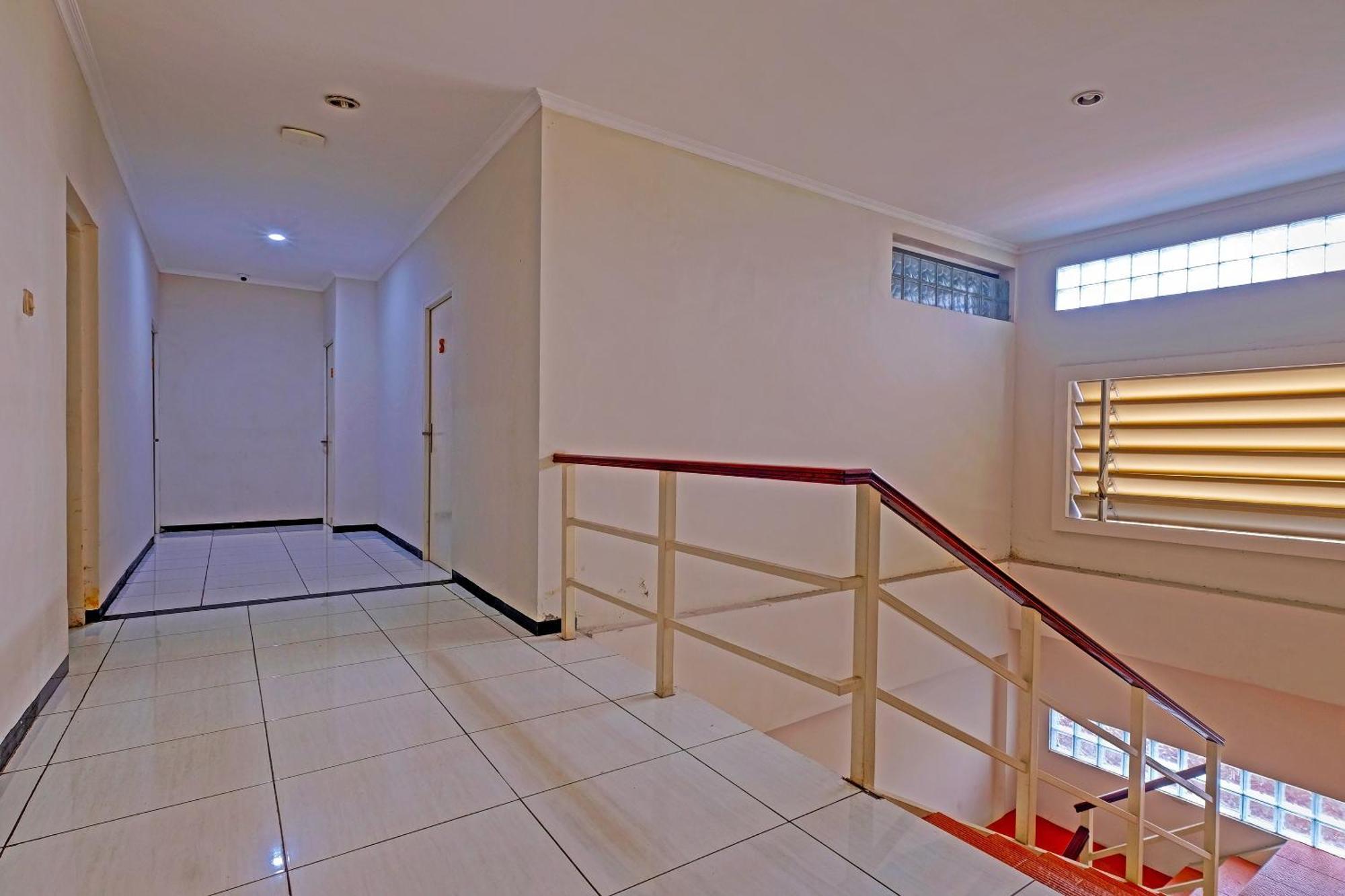 Sky Guesthouse Semarang Exterior photo