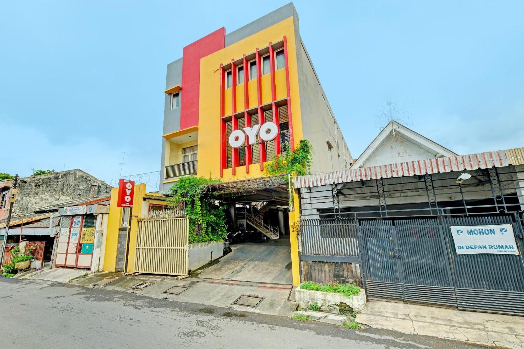 Sky Guesthouse Semarang Exterior photo
