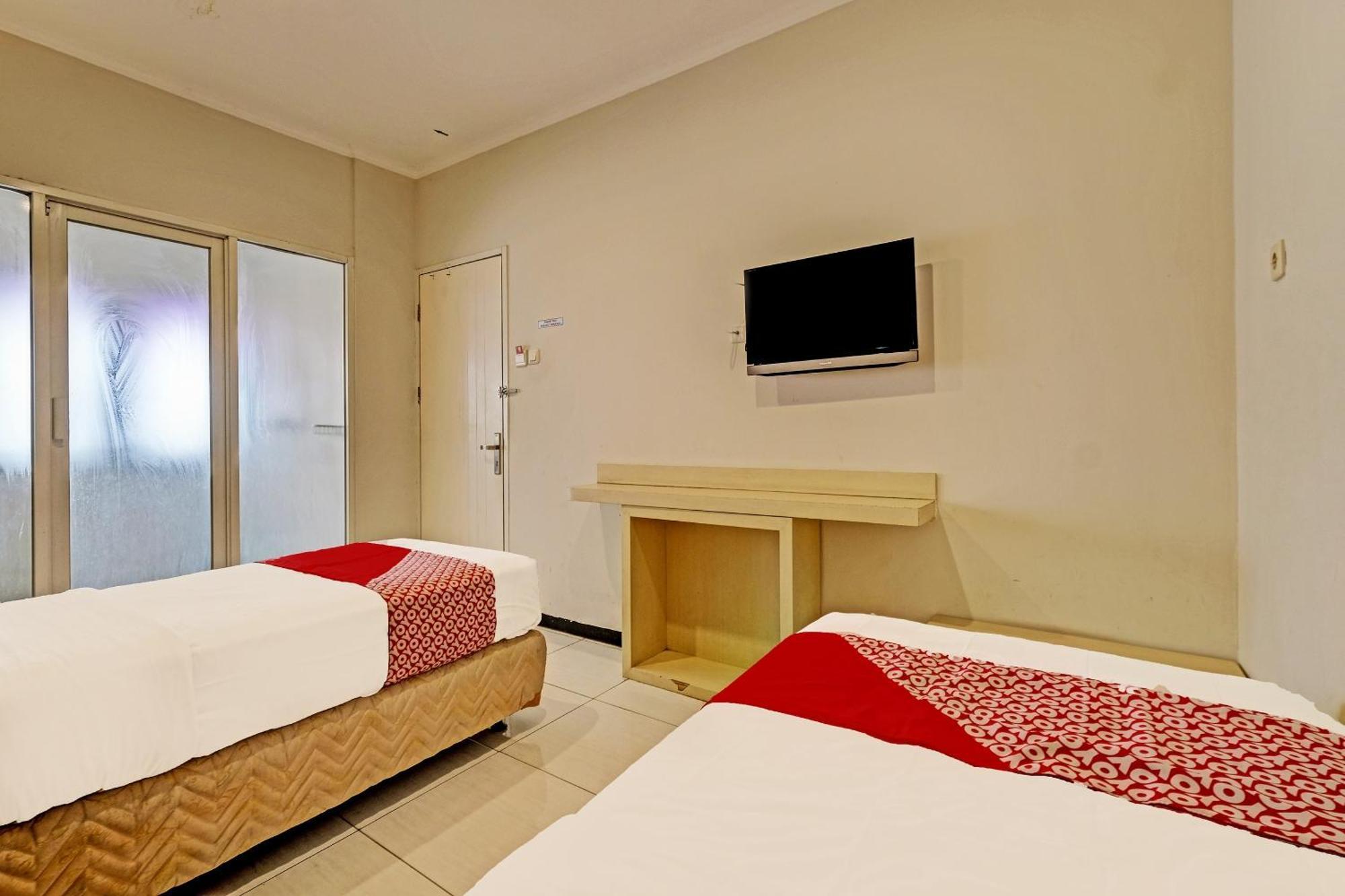Sky Guesthouse Semarang Exterior photo